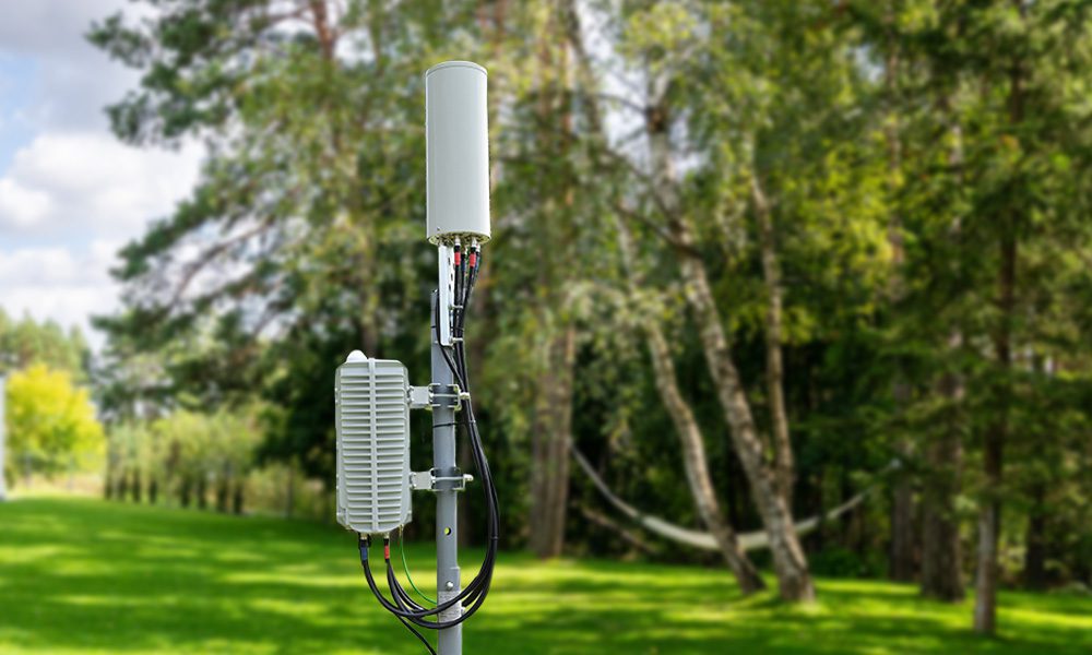 BLiNQ Networks’ FW-600 CBRS Base Station with new Tri Sector Small Cell Antenna